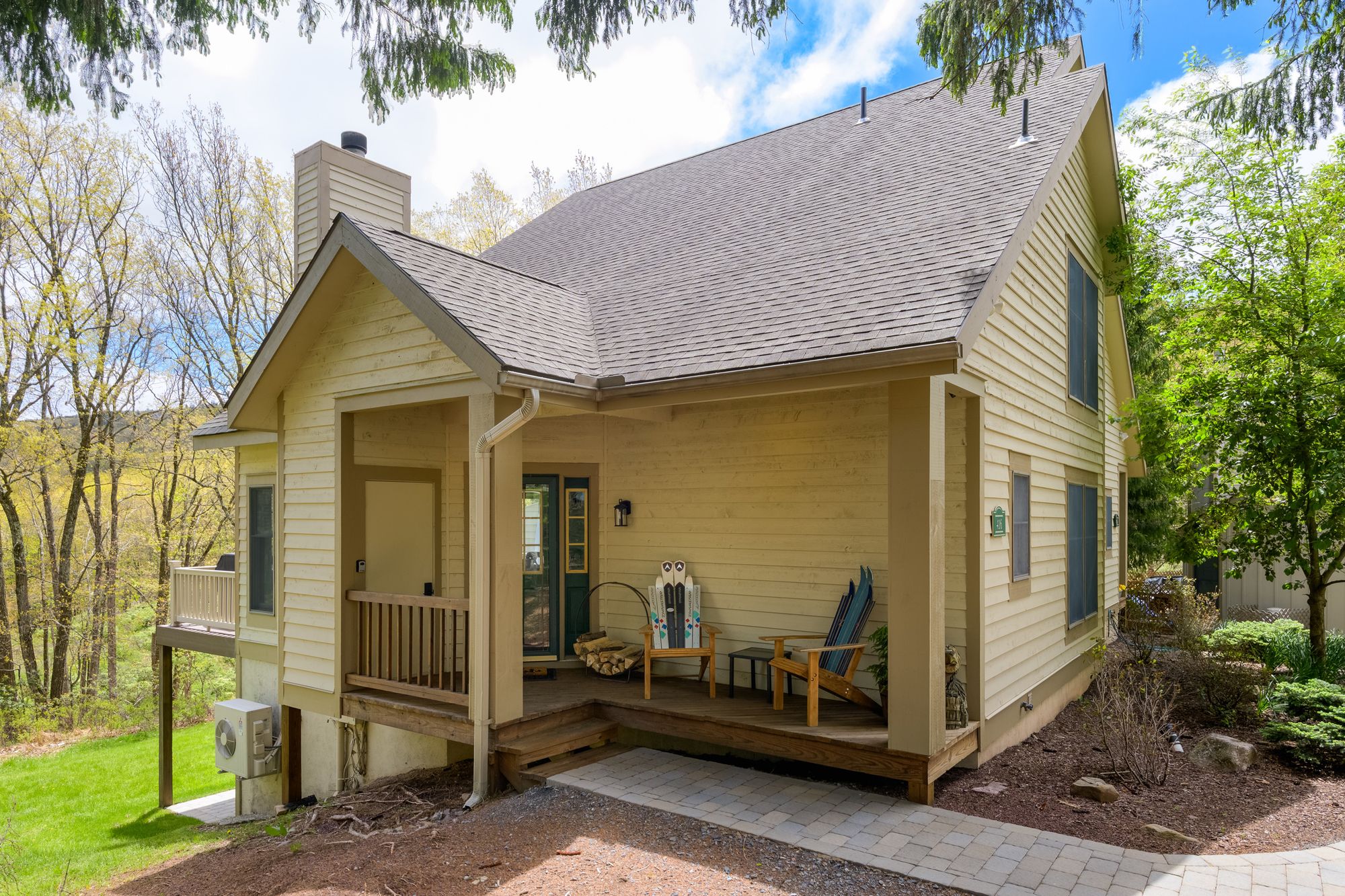 416 Hickory Dr - 4-Bedroom Camelback Townhome