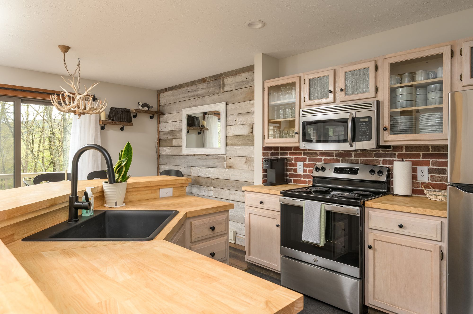 416 Hickory Dr - 4-Bedroom Camelback Townhome — photo 9